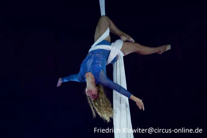 MARINA BARCEL​Ó  Artista  de Circo, Acróbata y Bailarina en  la tela