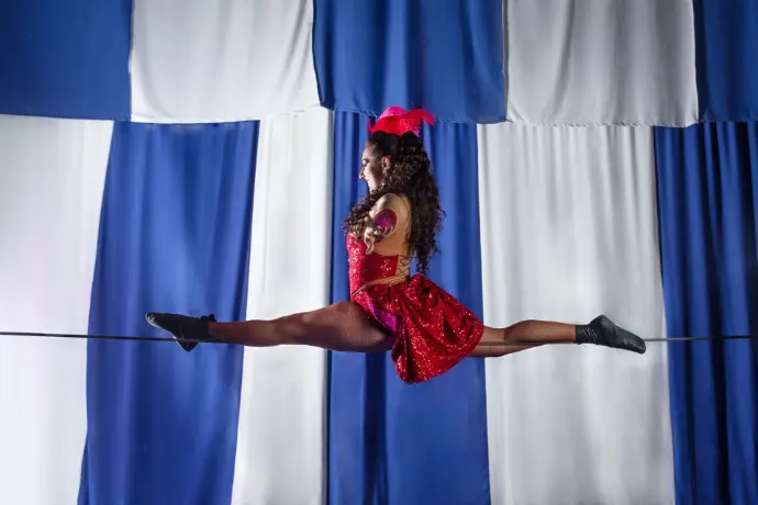 MARINA BARCEL​Ó  Artista  de Circo, Acróbata y Bailarina en el alambre