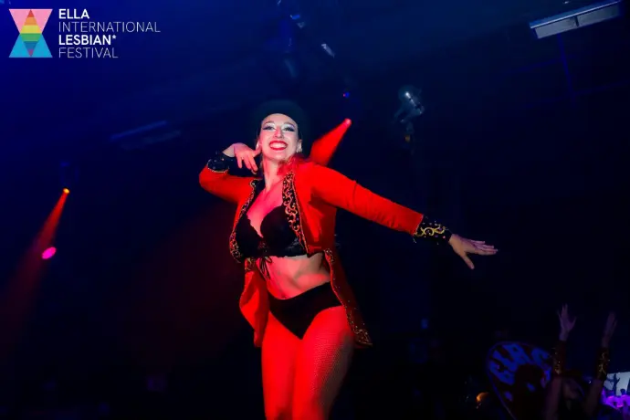 MARINA BARCEL​Ó  Artista  de Circo, Acróbata y Bailarina en eventos