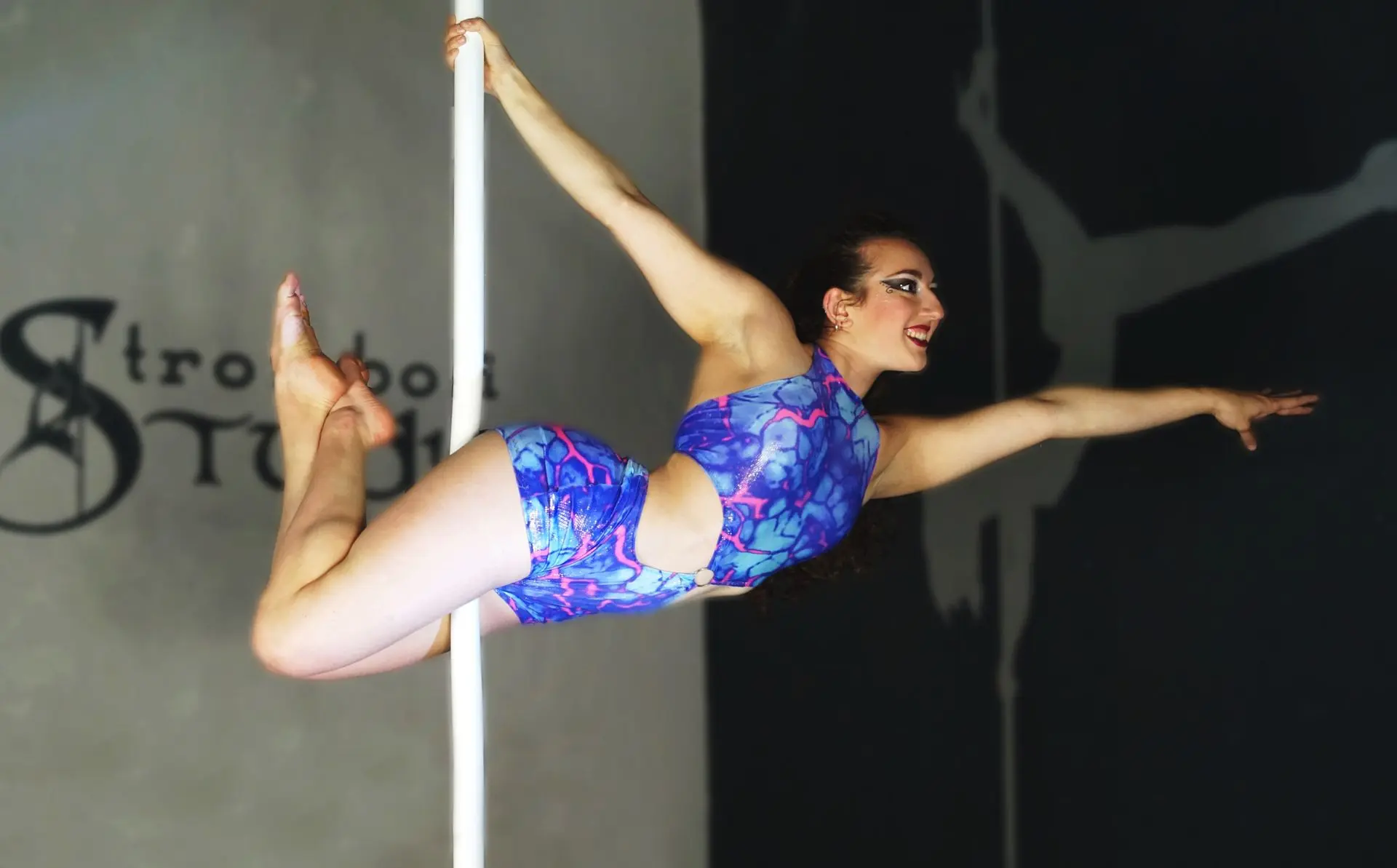 MARINA BARCEL​Ó  Artista  de Circo, Acróbata y Bailarina en el Pole