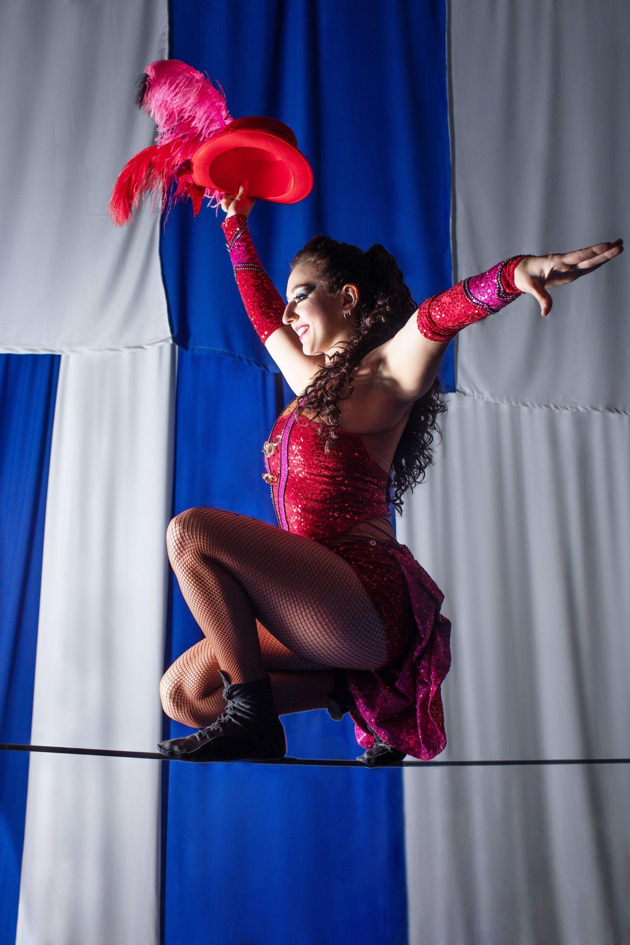 MARINA BARCELÓ Artista de Circo, Acróbata y Bailarina en el alambre MARINA BARCELÓ Artista de Circo, Acróbata y Bailarina en el alambre