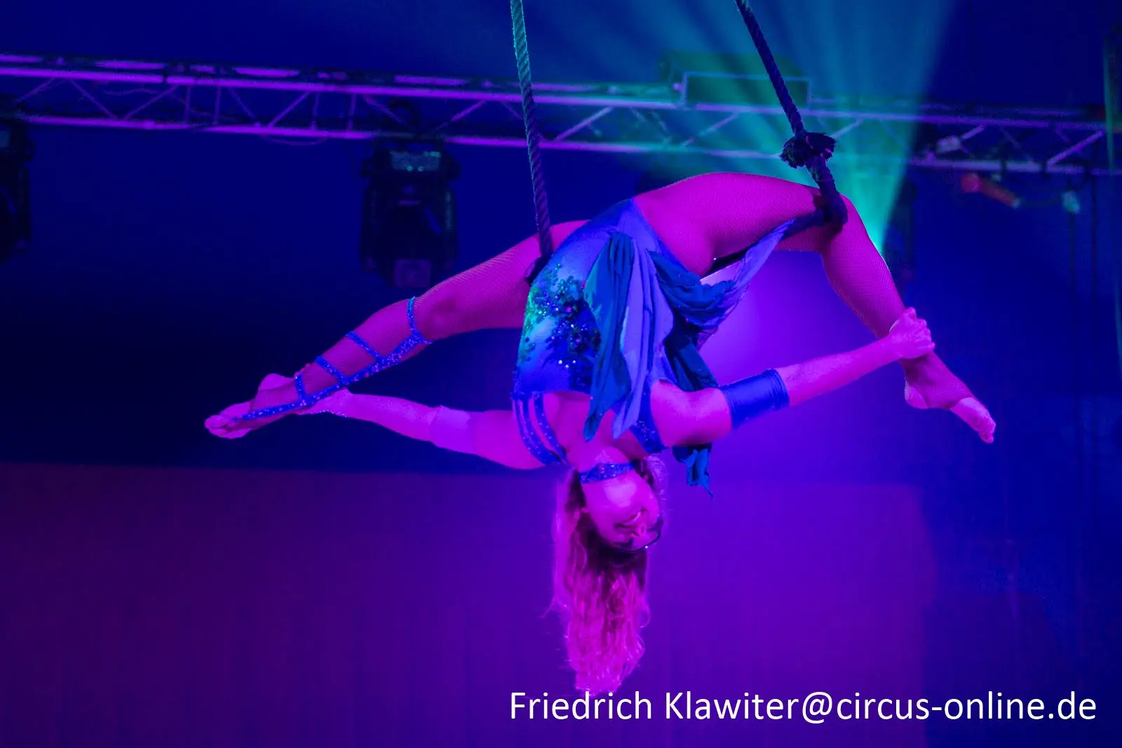 MARINA BARCEL​Ó  Artista  de Circo, Acróbata y Bailarina en el trapecio