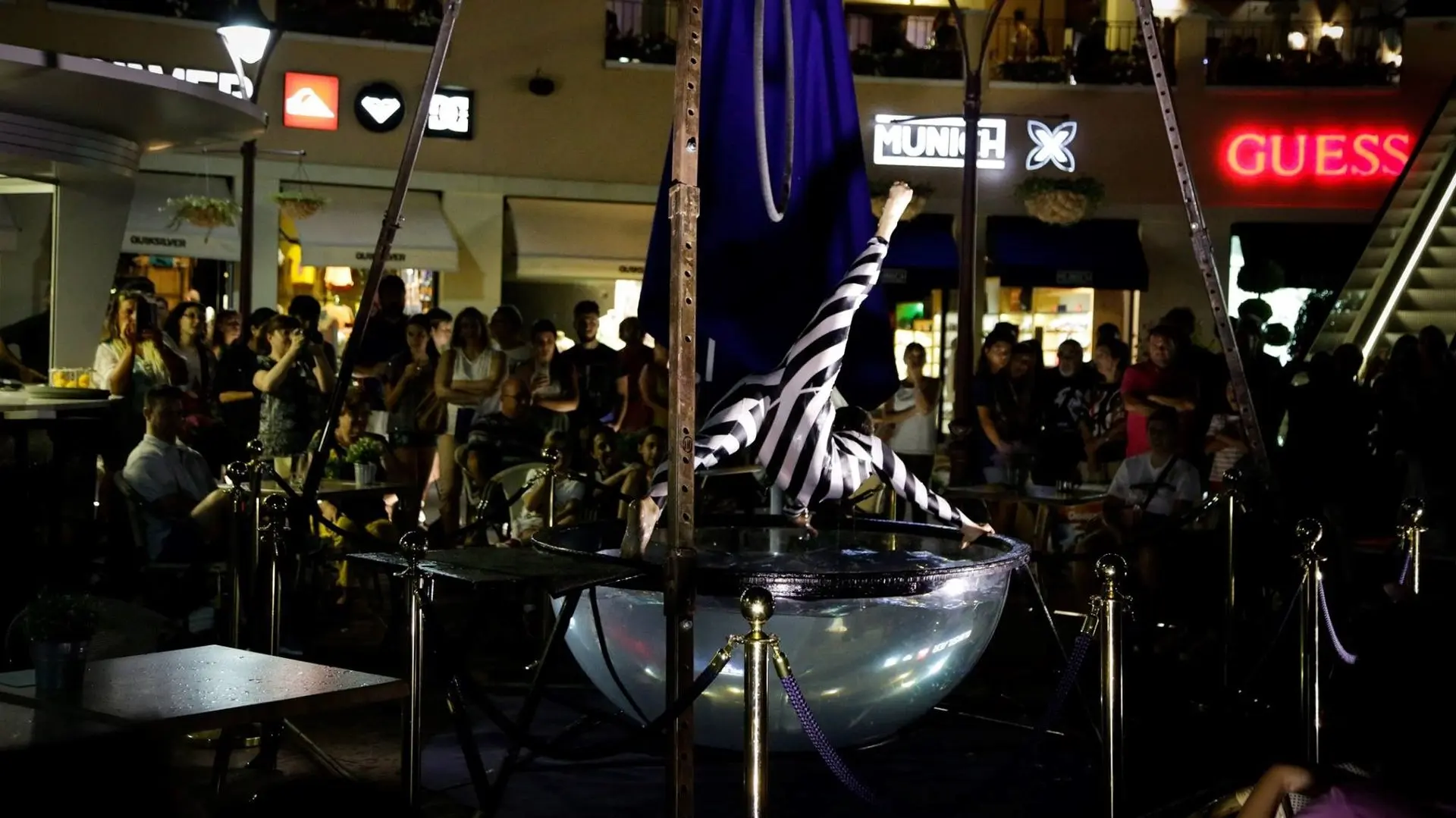 MARINA BARCEL​Ó  Artista  de Circo, Acróbata y Bailarina en el Waterbowl