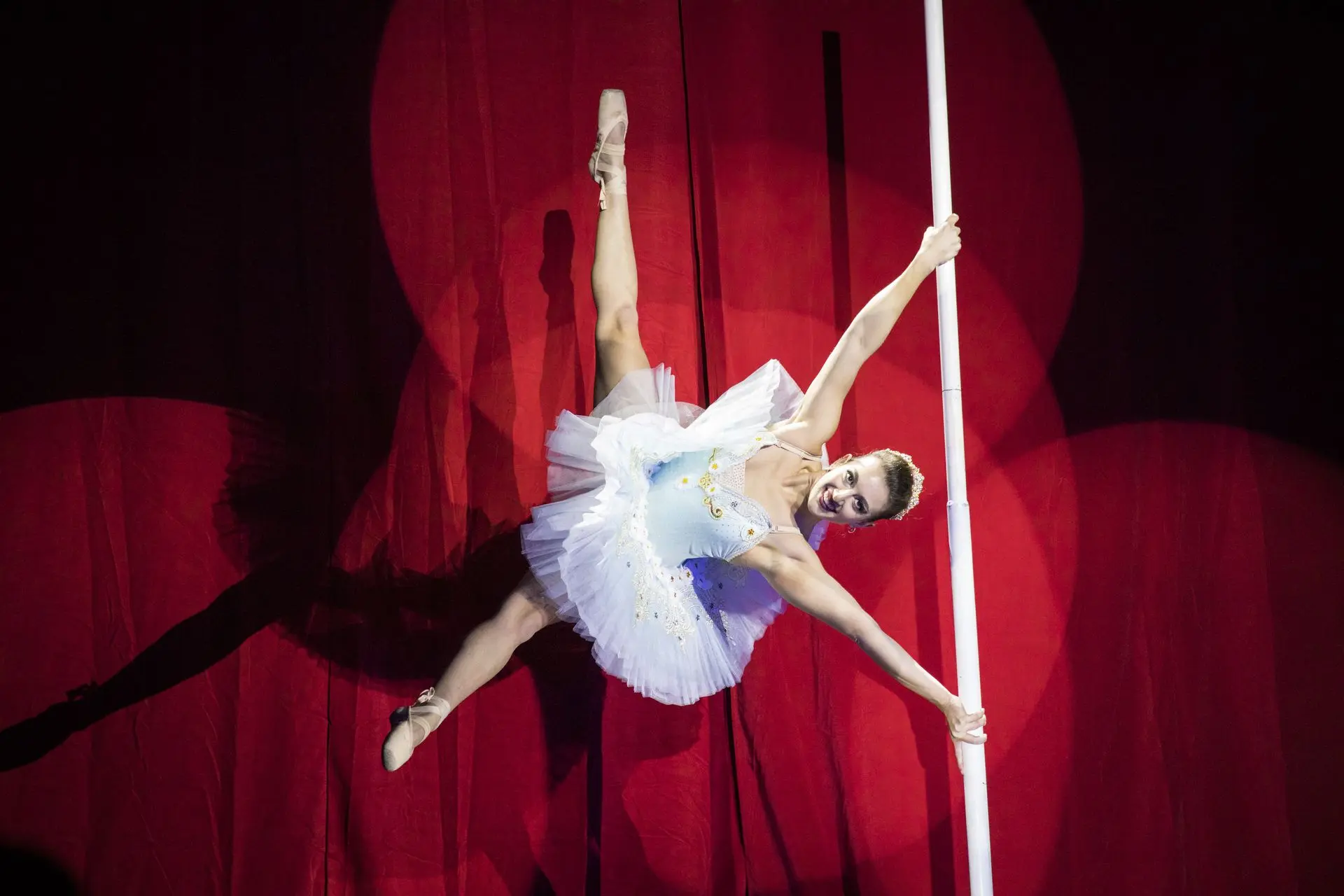 MARINA BARCEL​Ó  Artista  de Circo, Acróbata y Bailarina en el Pole