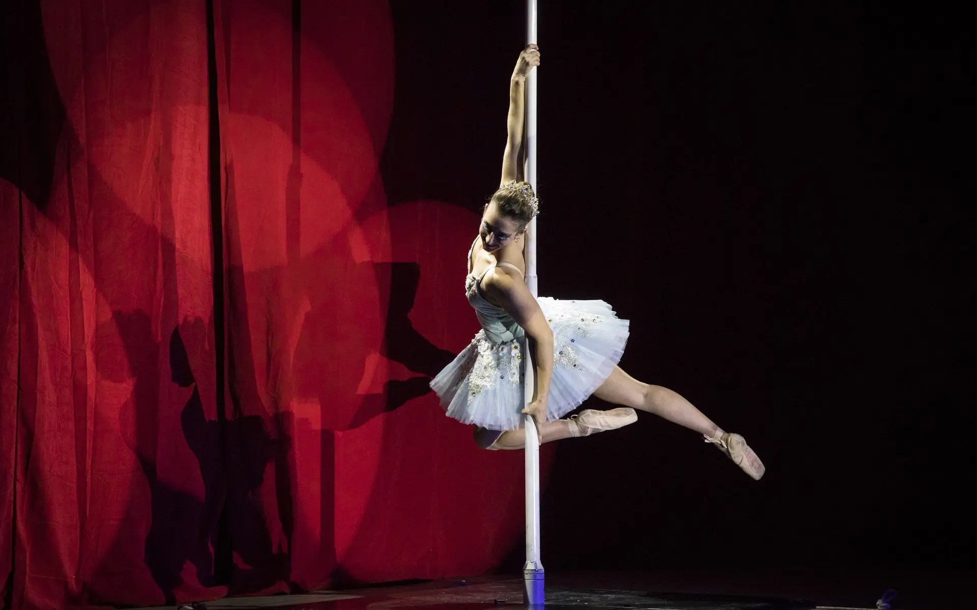MARINA BARCEL​Ó  Artista  de Circo, Acróbata y Bailarina en el Pole