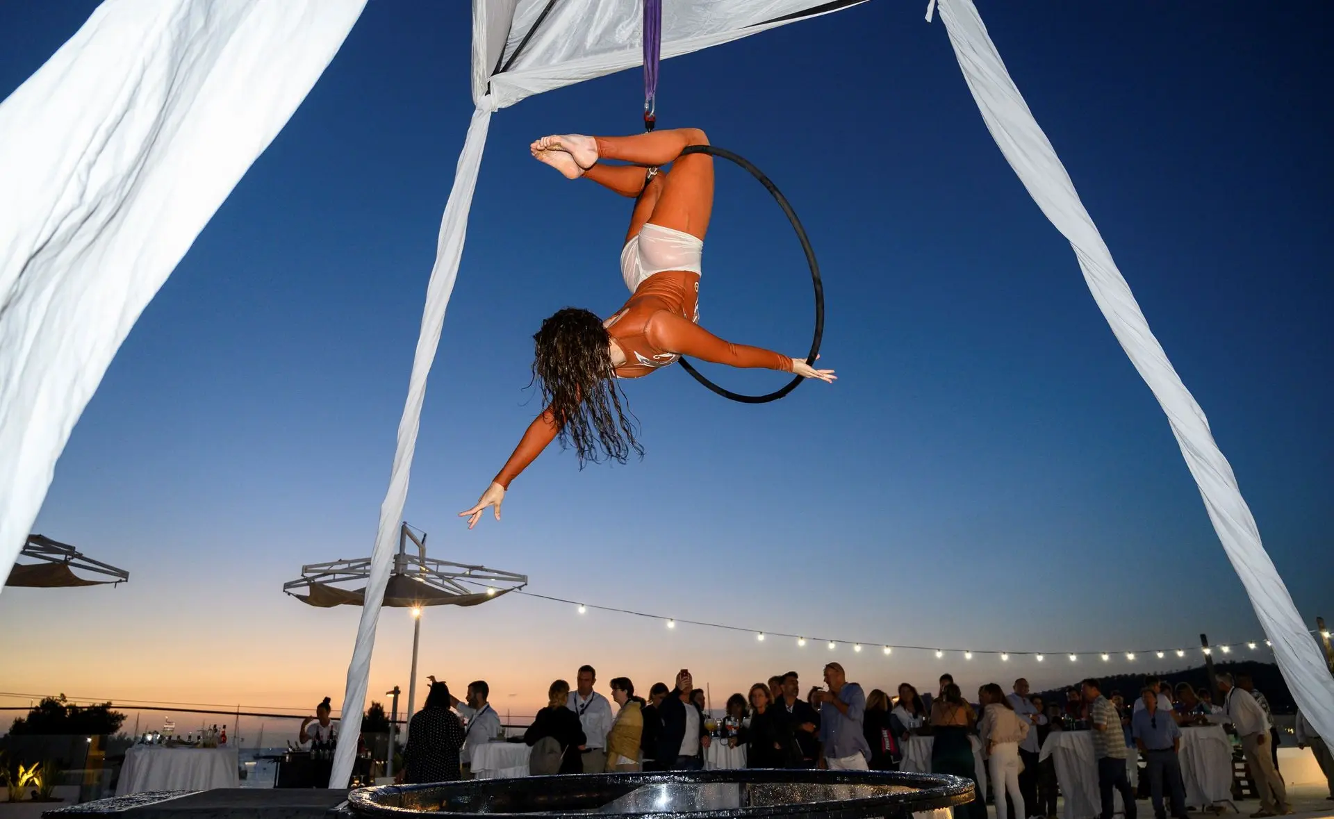 MARINA BARCEL​Ó  Artista  de Circo, Acróbata y Bailarina en el Waterbowl