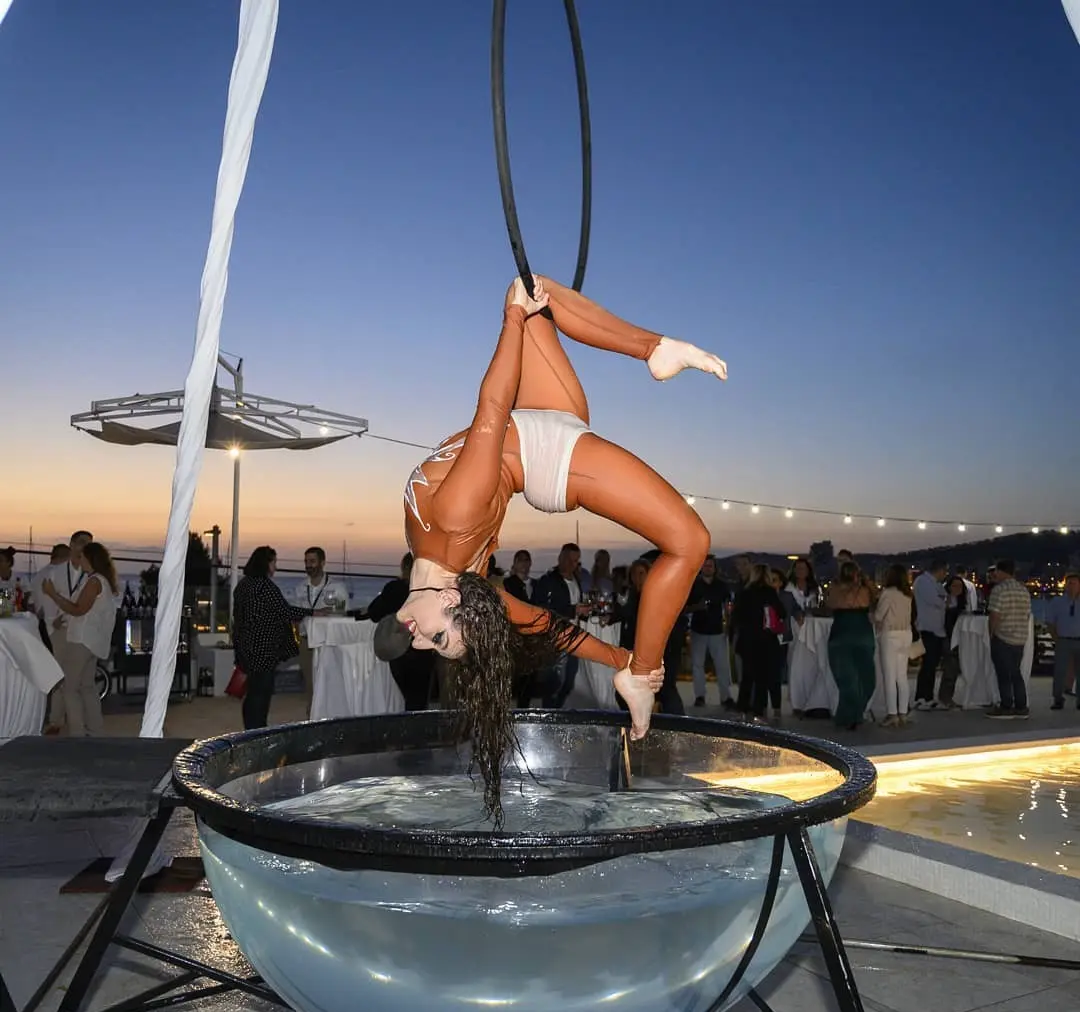 MARINA BARCEL​Ó  Artista  de Circo, Acróbata y Bailarina en el Waterbowl