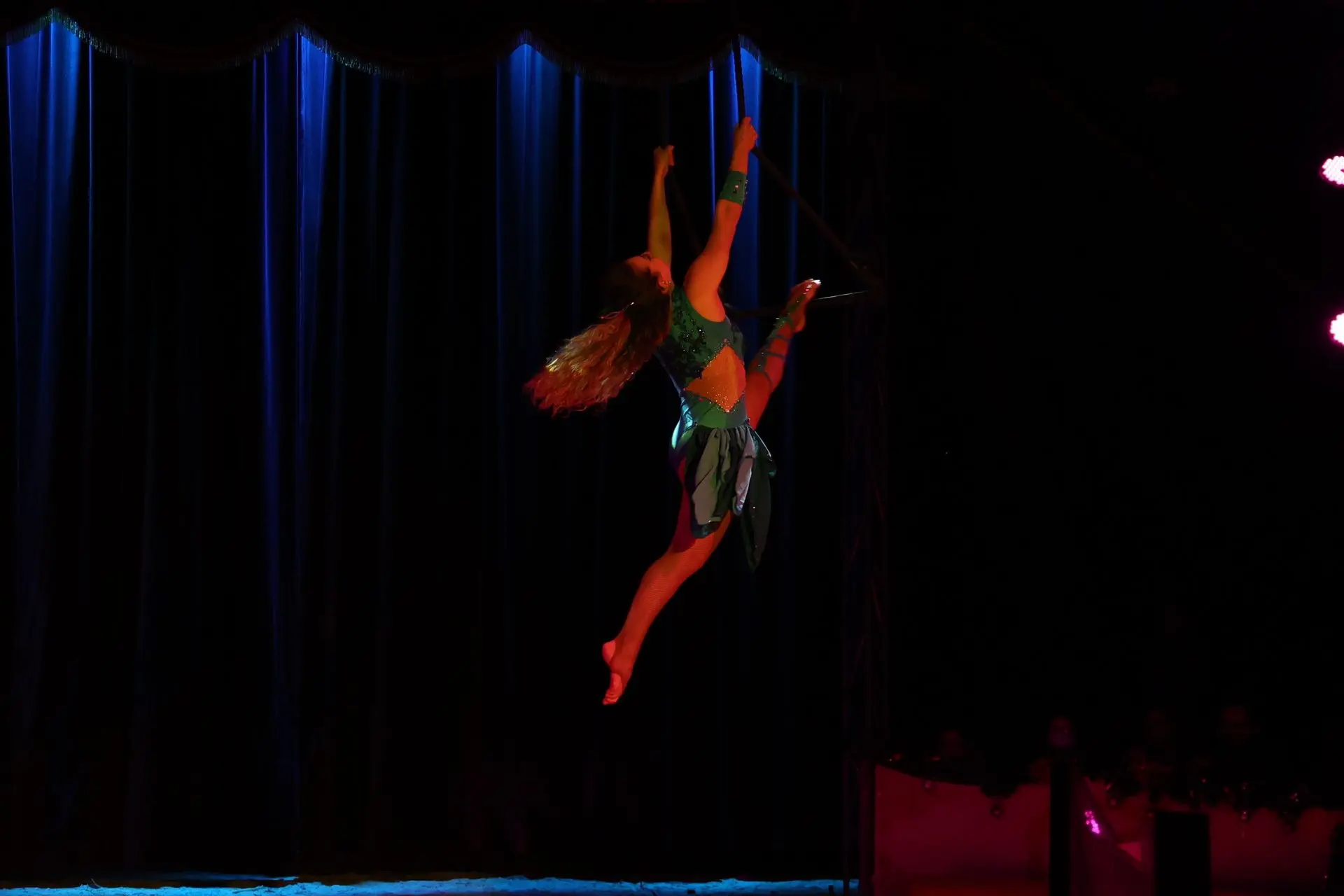 MARINA BARCEL​Ó  Artista  de Circo, Acróbata y Bailarina en el trapecio