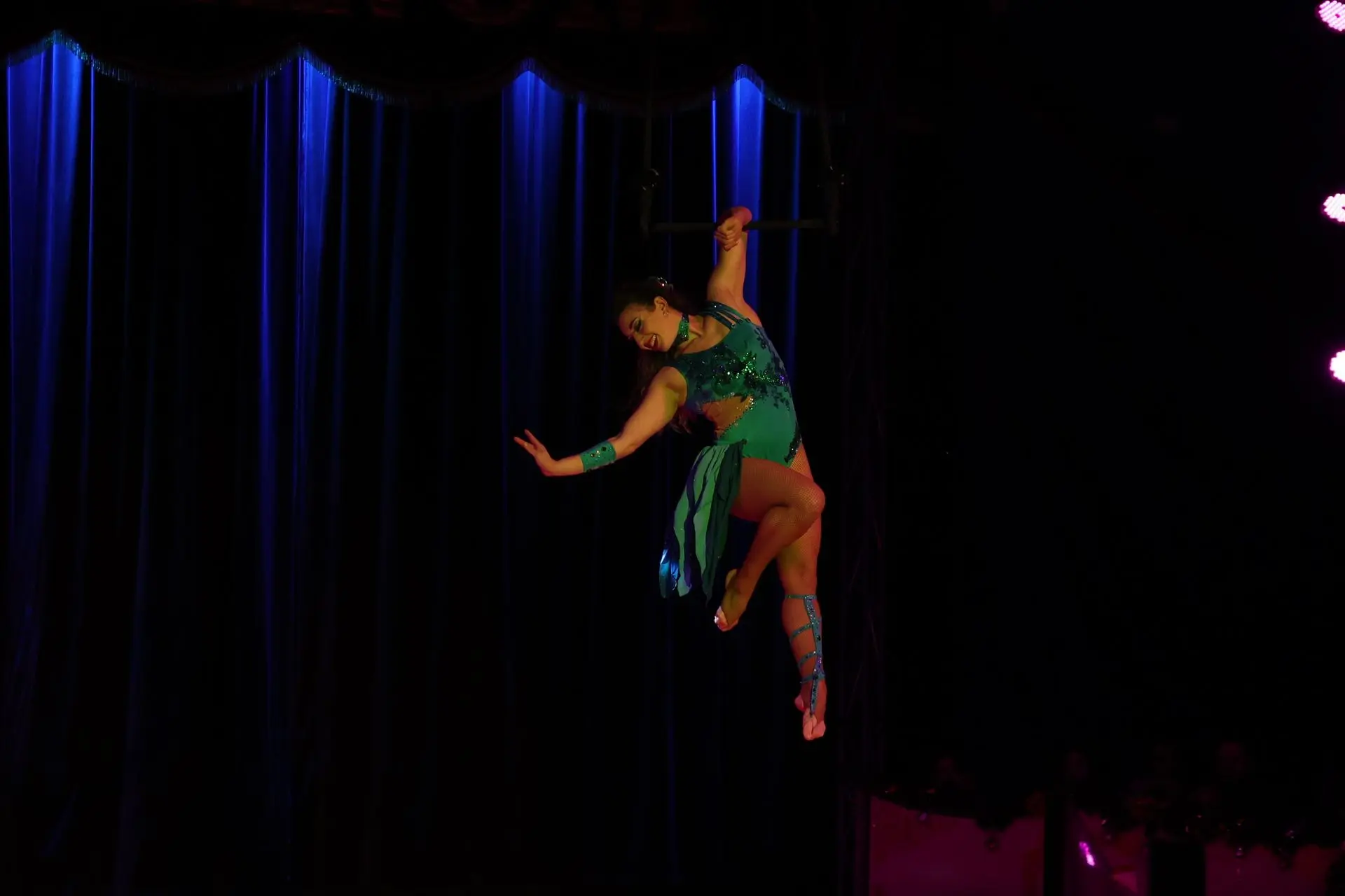 MARINA BARCEL​Ó  Artista  de Circo, Acróbata y Bailarina en el trapecio