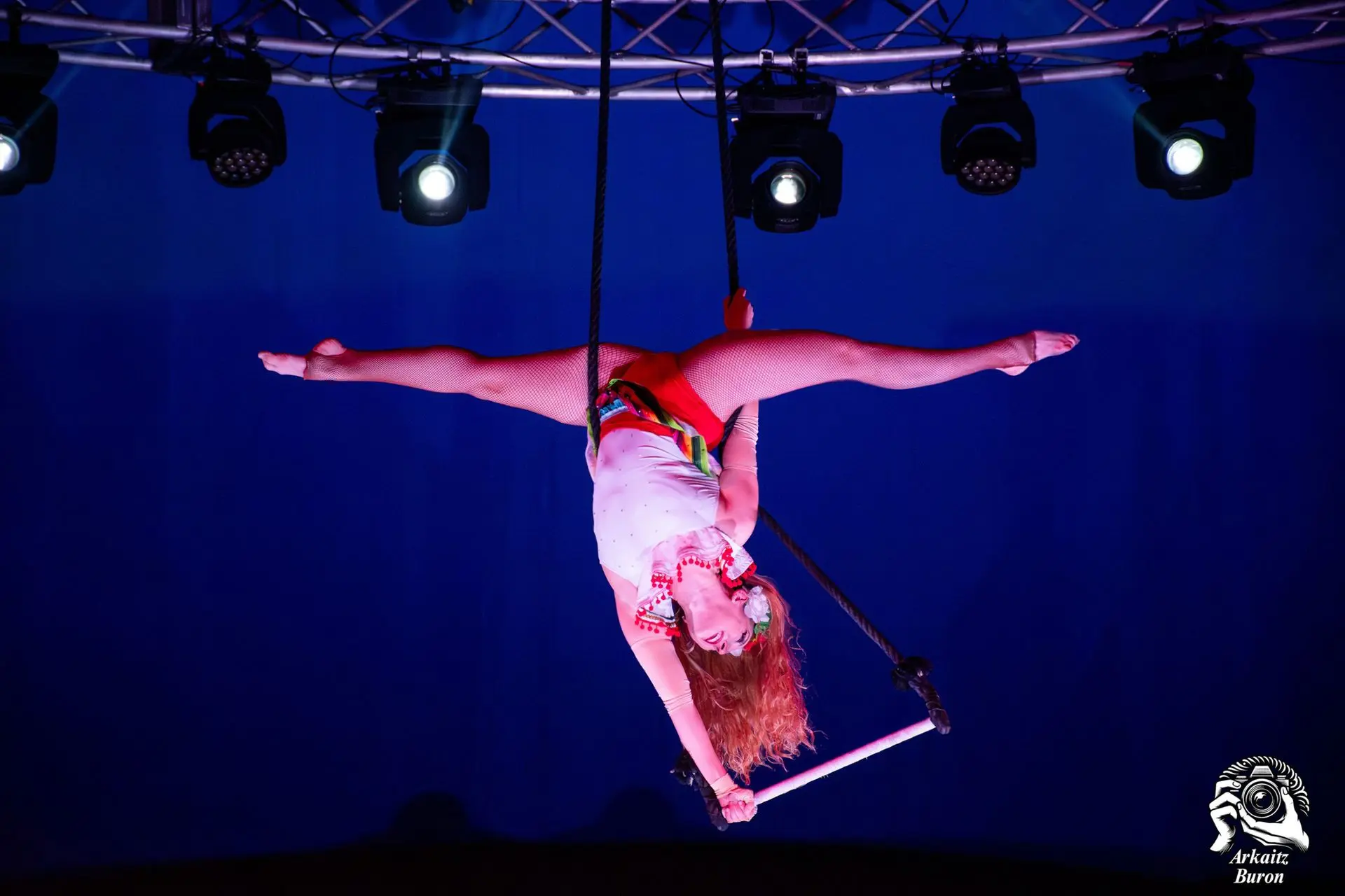 MARINA BARCEL​Ó  Artista  de Circo, Acróbata y Bailarina en el trapecio