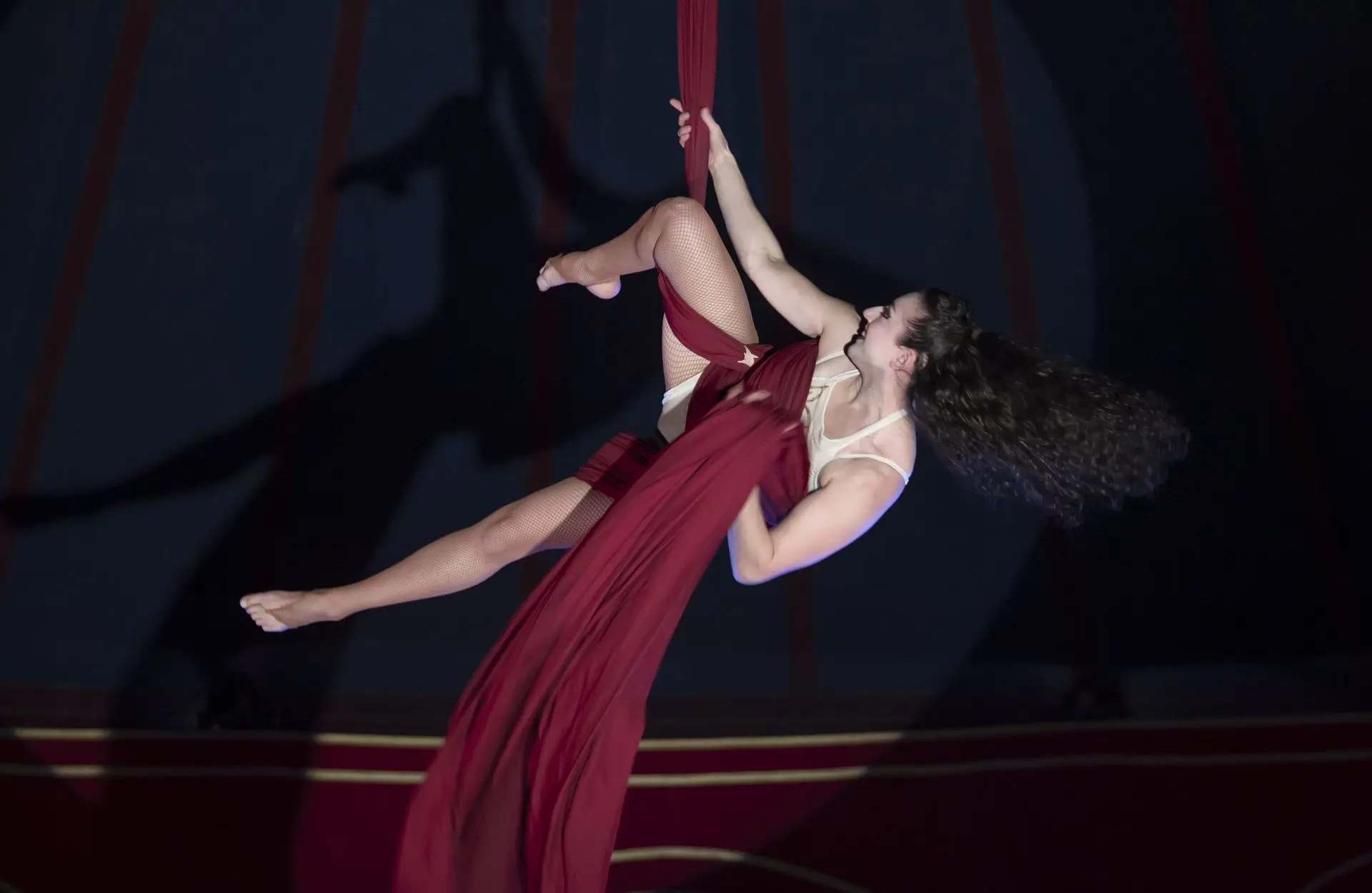 MARINA BARCEL​Ó  Artista  de Circo, Acróbata y Bailarina en  la  Tela