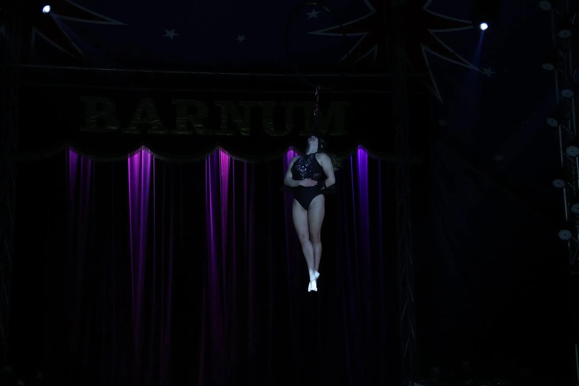 MARINA BARCEL​Ó  Artista  de Circo, Acróbata y Bailarina en  el Aro