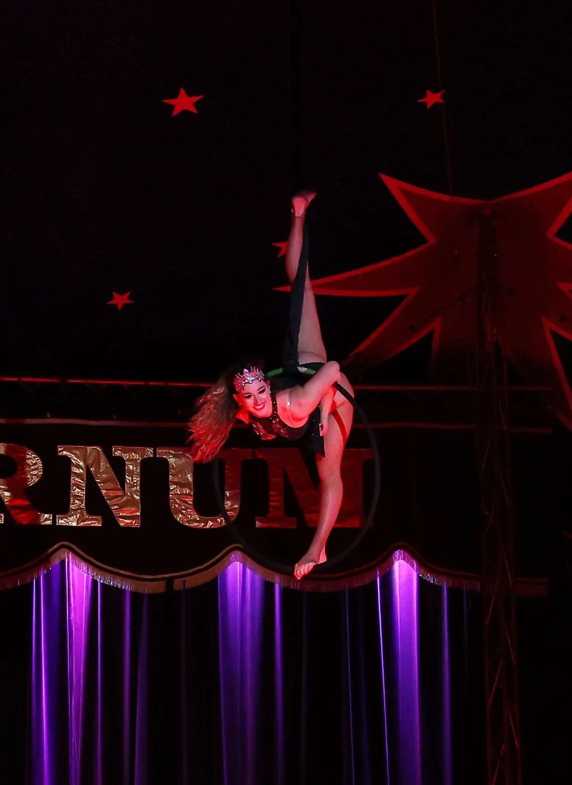 MARINA BARCEL​Ó  Artista  de Circo, Acróbata y Bailarina en  el Aro
