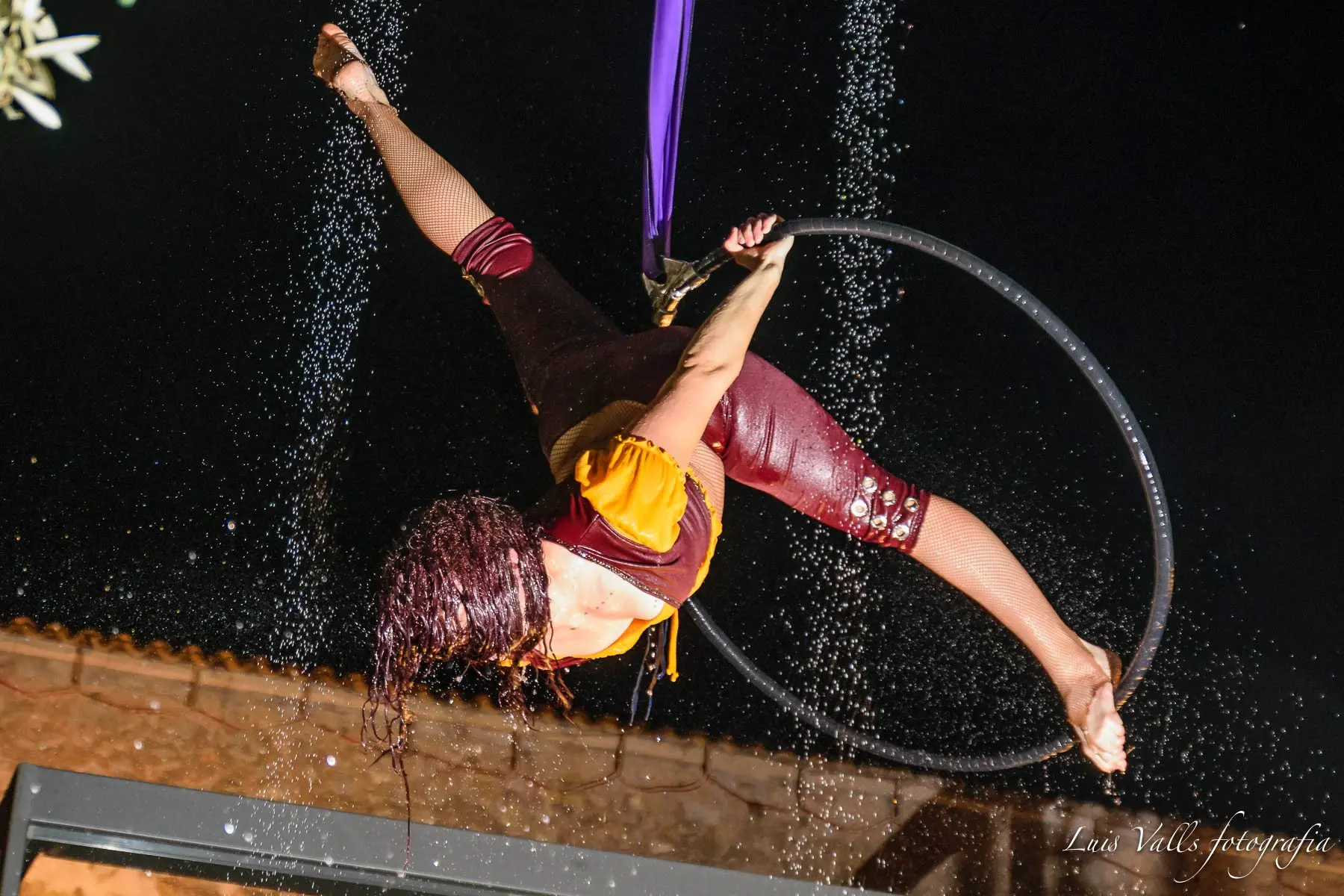 MARINA BARCEL​Ó  Artista  de Circo, Acróbata y Bailarina en  el Aro