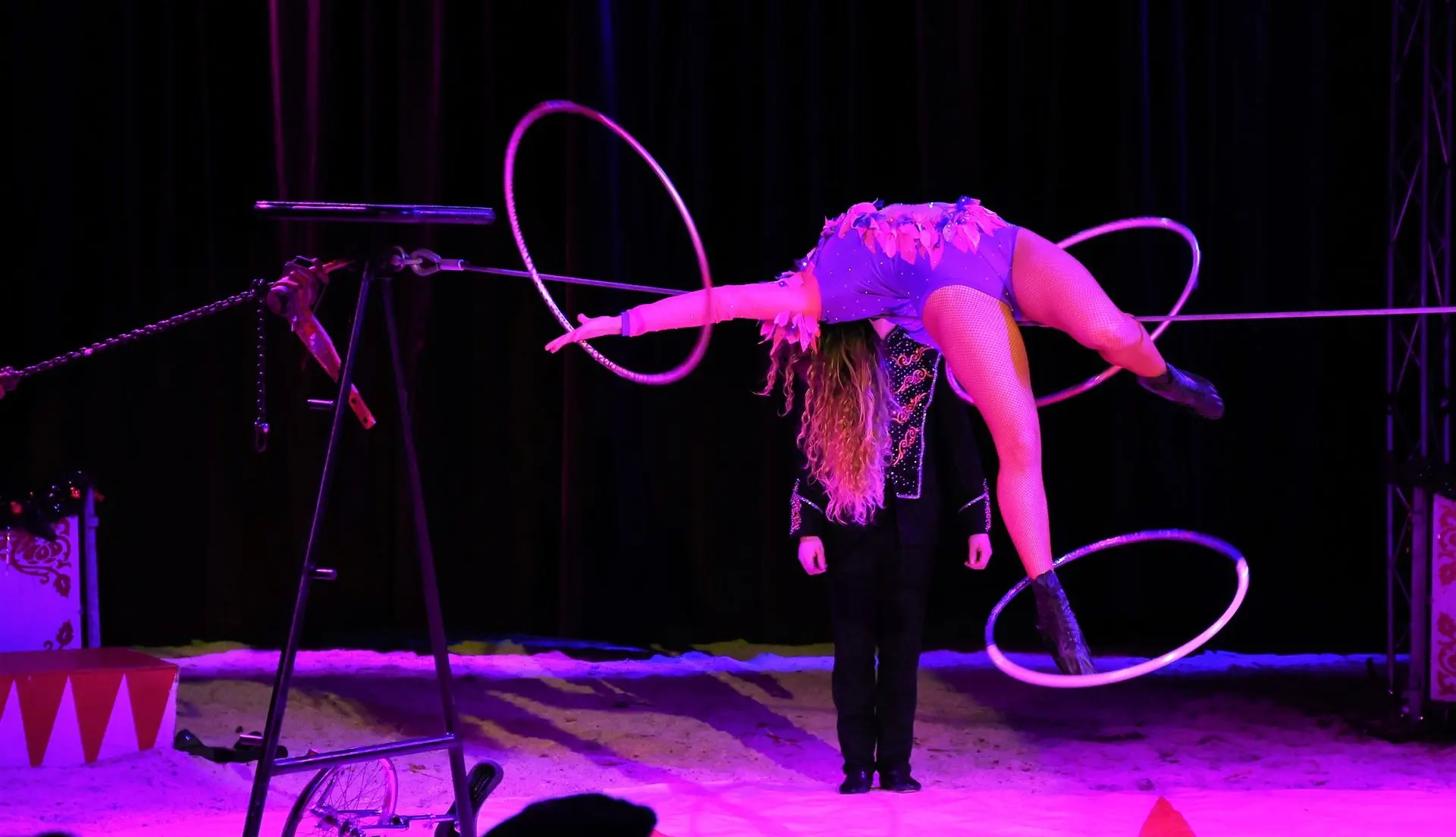 MARINA BARCEL​Ó  Artista  de Circo, Acróbata y Bailarina en el alambre