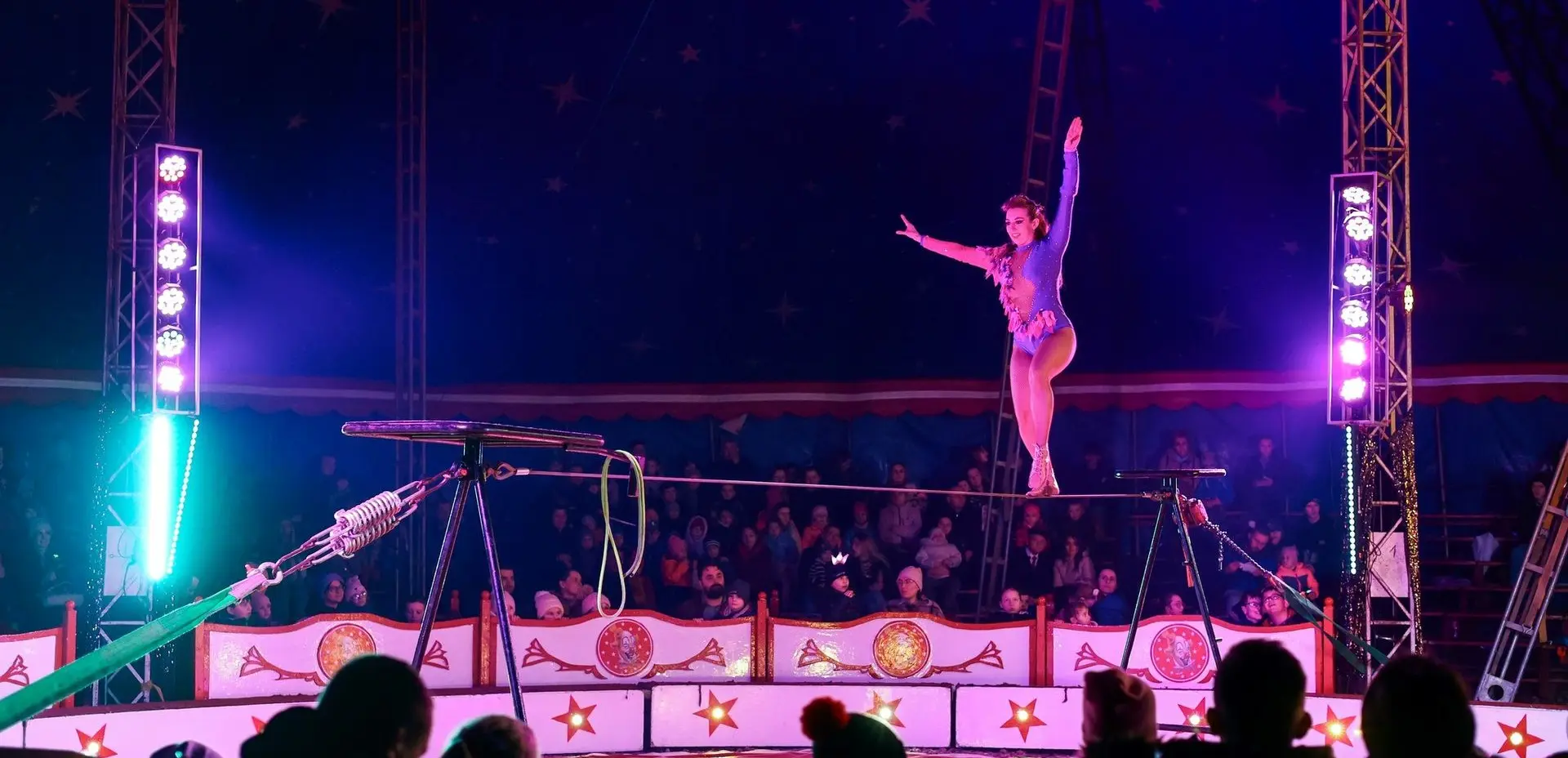 MARINA BARCEL​Ó  Artista  de Circo, Acróbata y Bailarina en el alambre