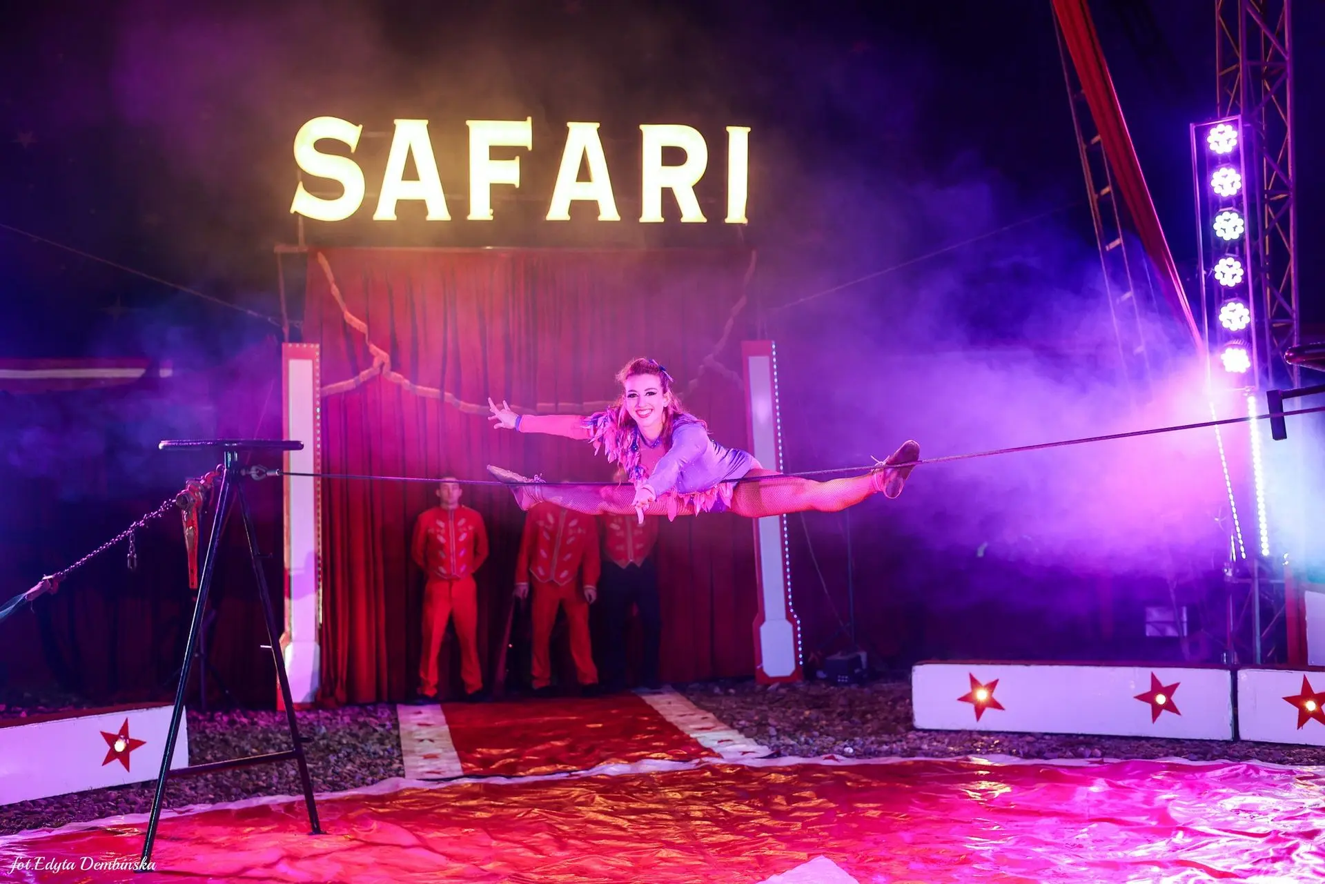 MARINA BARCEL​Ó  Artista  de Circo, Acróbata y Bailarina en el alambre