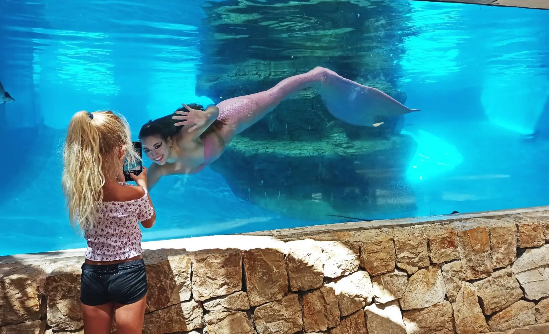 MARINA BARCEL​Ó  Artista  de Circo, Acróbata y Bailarina de sirena