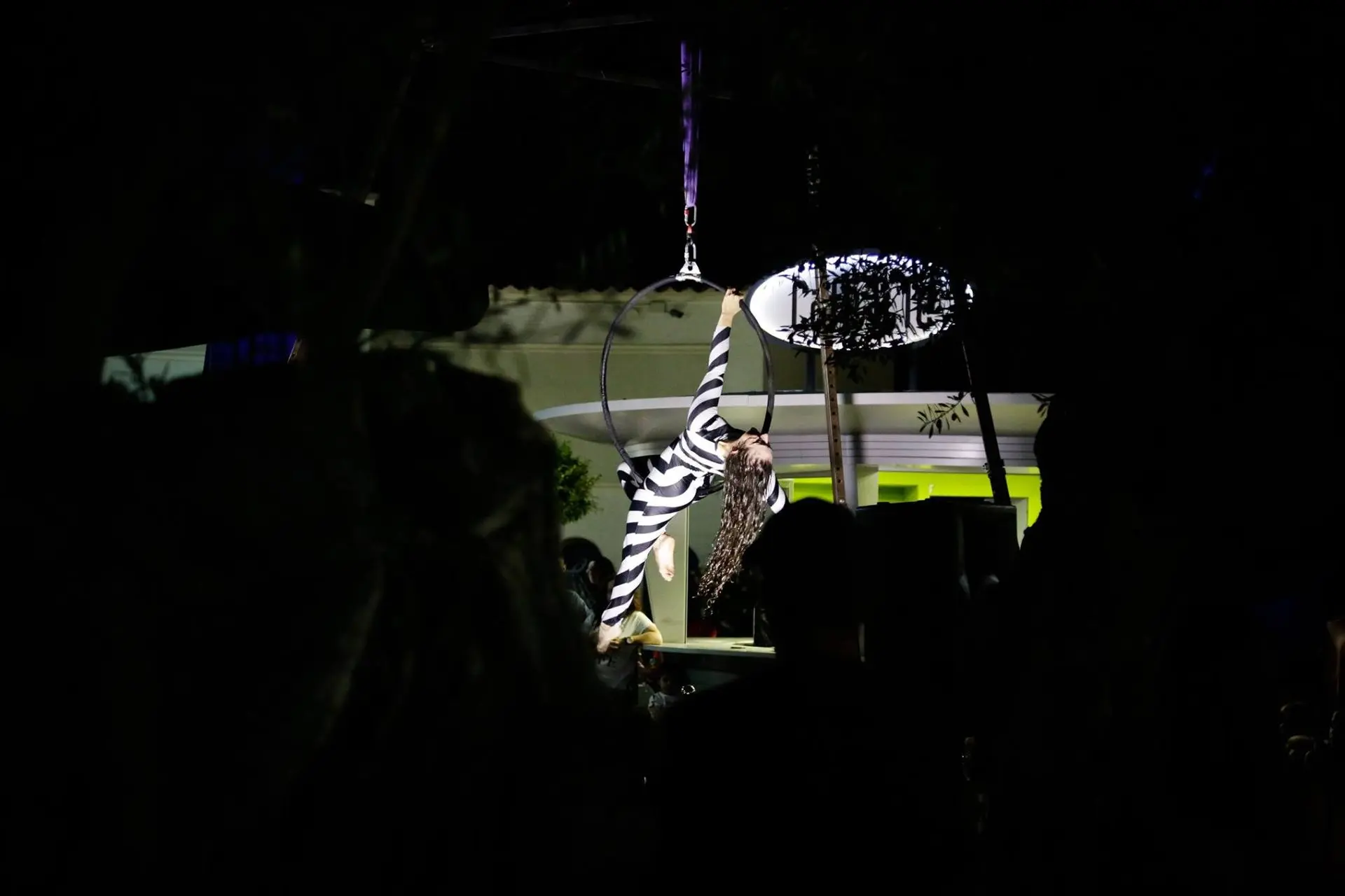 MARINA BARCEL​Ó  Artista  de Circo, Acróbata y Bailarina en el Waterbowl