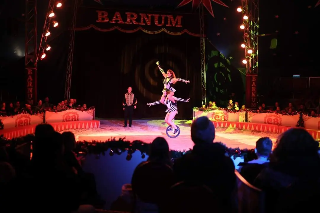 MARINA BARCEL​Ó  Artista  de Circo, Acróbata y Bailarina con el Monociclo