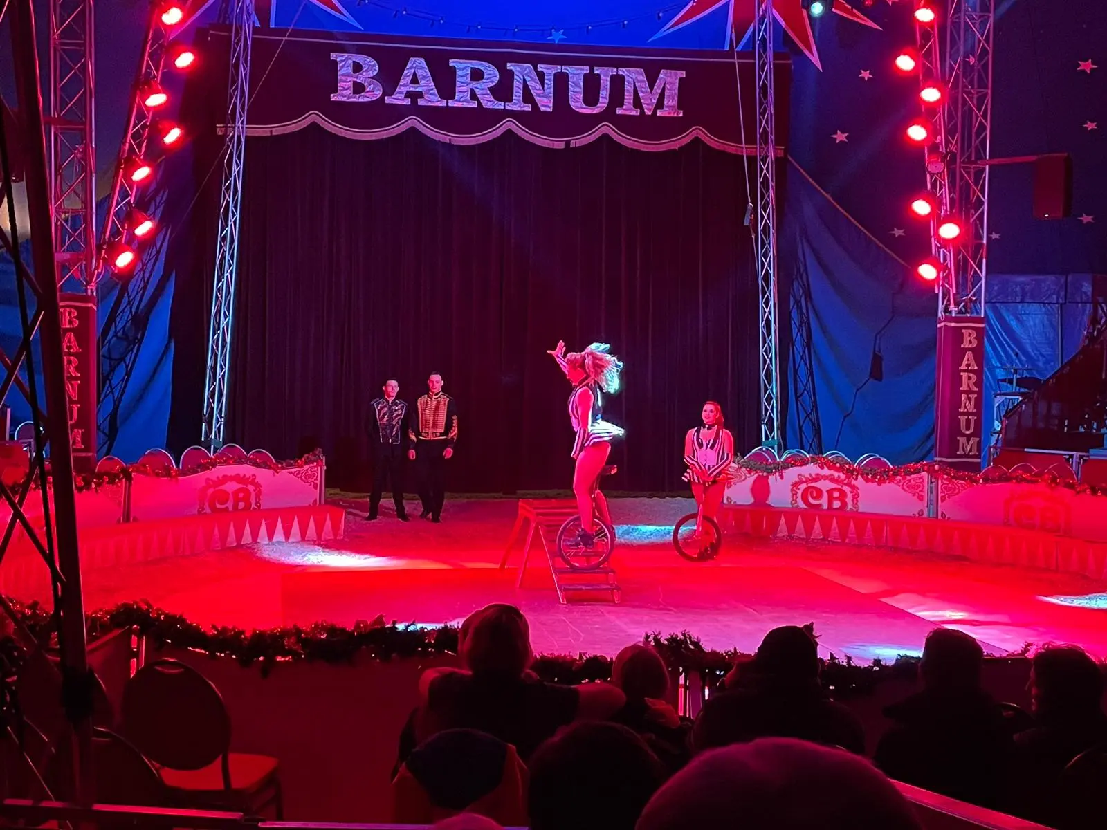 MARINA BARCEL​Ó  Artista  de Circo, Acróbata y Bailarina con el Monociclo