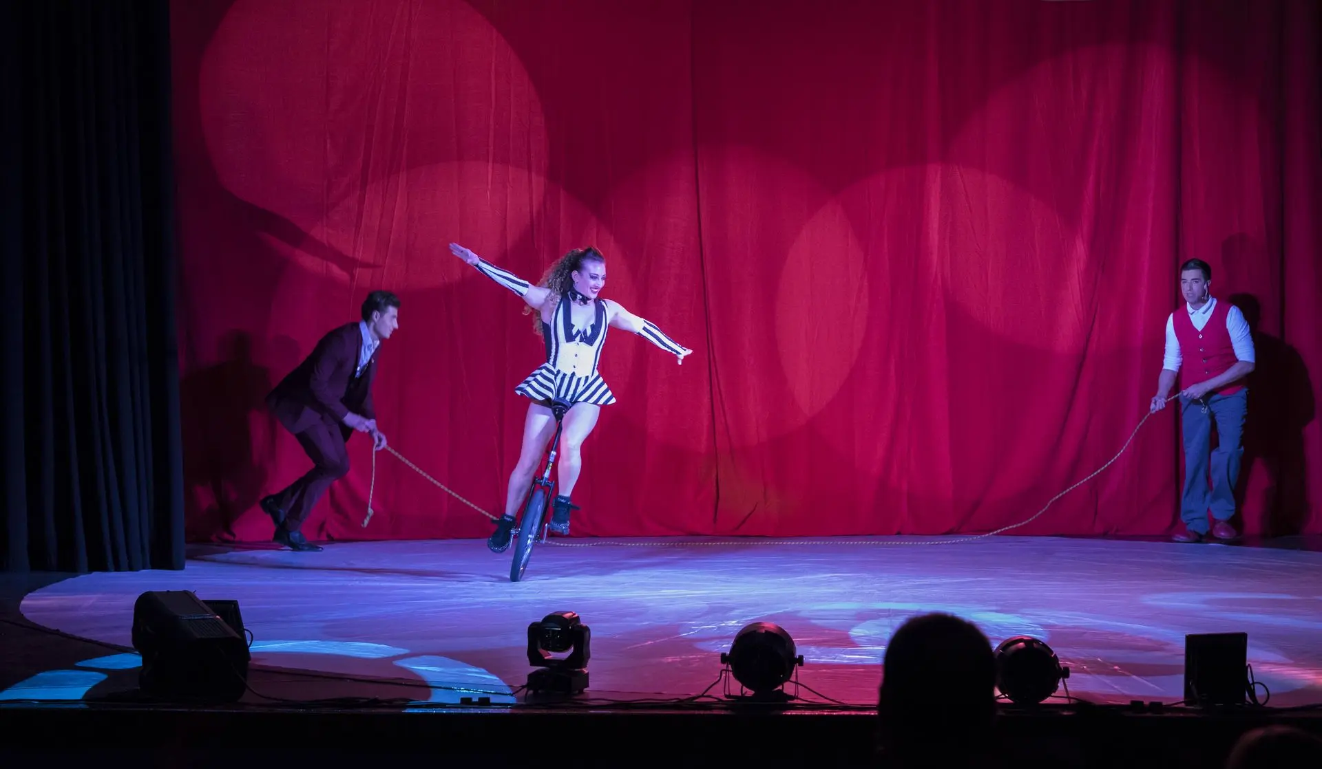 MARINA BARCEL​Ó  Artista  de Circo, Acróbata y Bailarina con el Monociclo