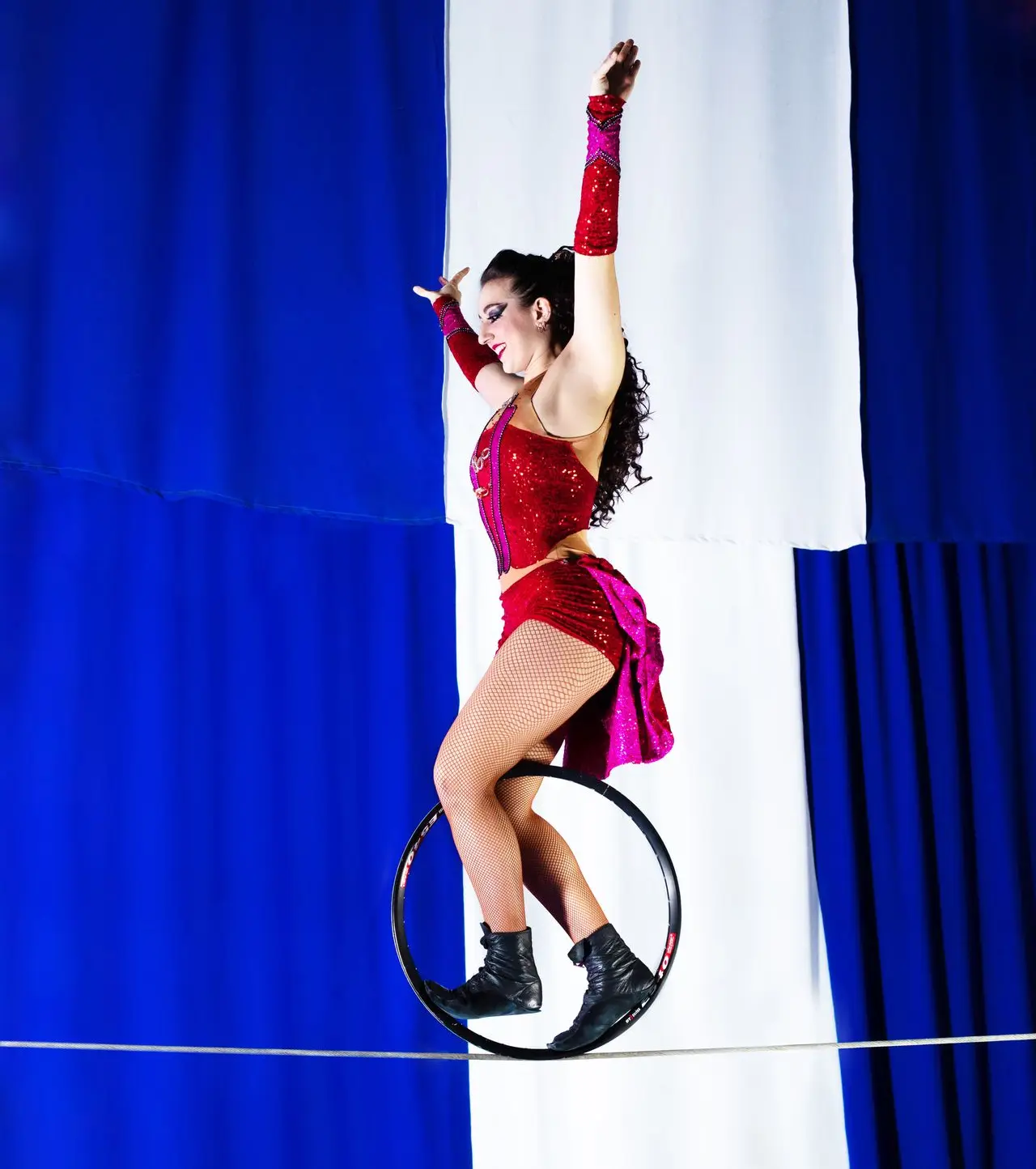 MARINA BARCEL​Ó  Artista  de Circo, Acróbata y Bailarina en el alambre