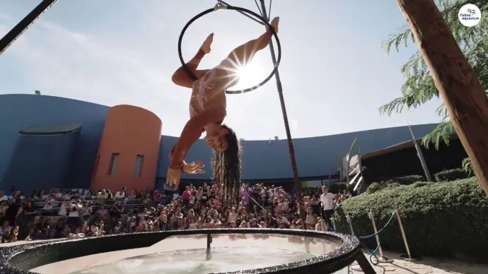 MARINA BARCEL​Ó  Artista  de Circo, Acróbata y Bailarina en el waterbowl